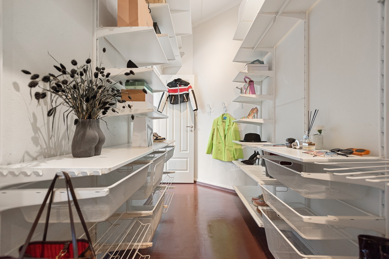 Praktisk walk-in closet mellom soverommene Galleribilde