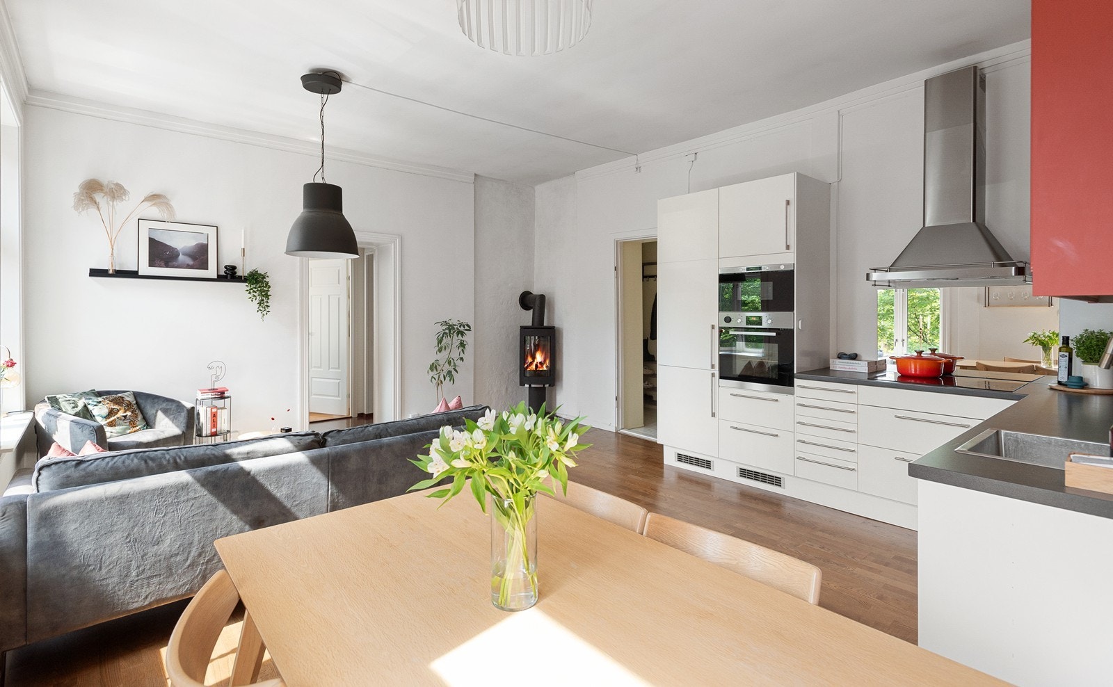 Leiligheten ligger i et av byens mest spennende og stemningsfulle bydeler med et rikt utvalg av kafeer, restauranter, gallerier samt store, frodige parker Galleribilde