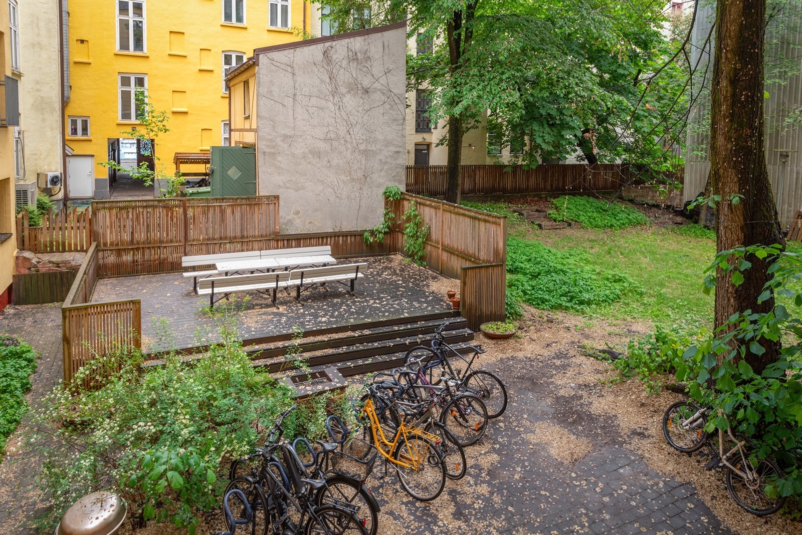 Flott opparbeidet bakgård med platting hvor det er plass til flere sitteplasser Galleribilde
