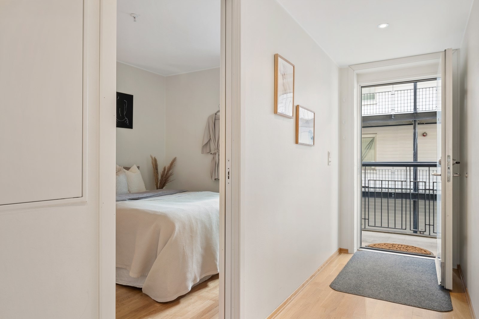 - Velkommen inn til en lys og innbydende entré på 10,1 m² - Galleribilde