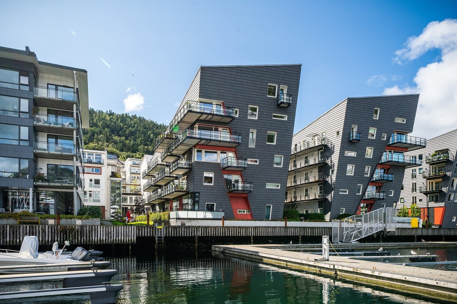 - Borettslaget består av to blokker beliggende i sjøkanten ved Damsgårdssundet - Galleribilde