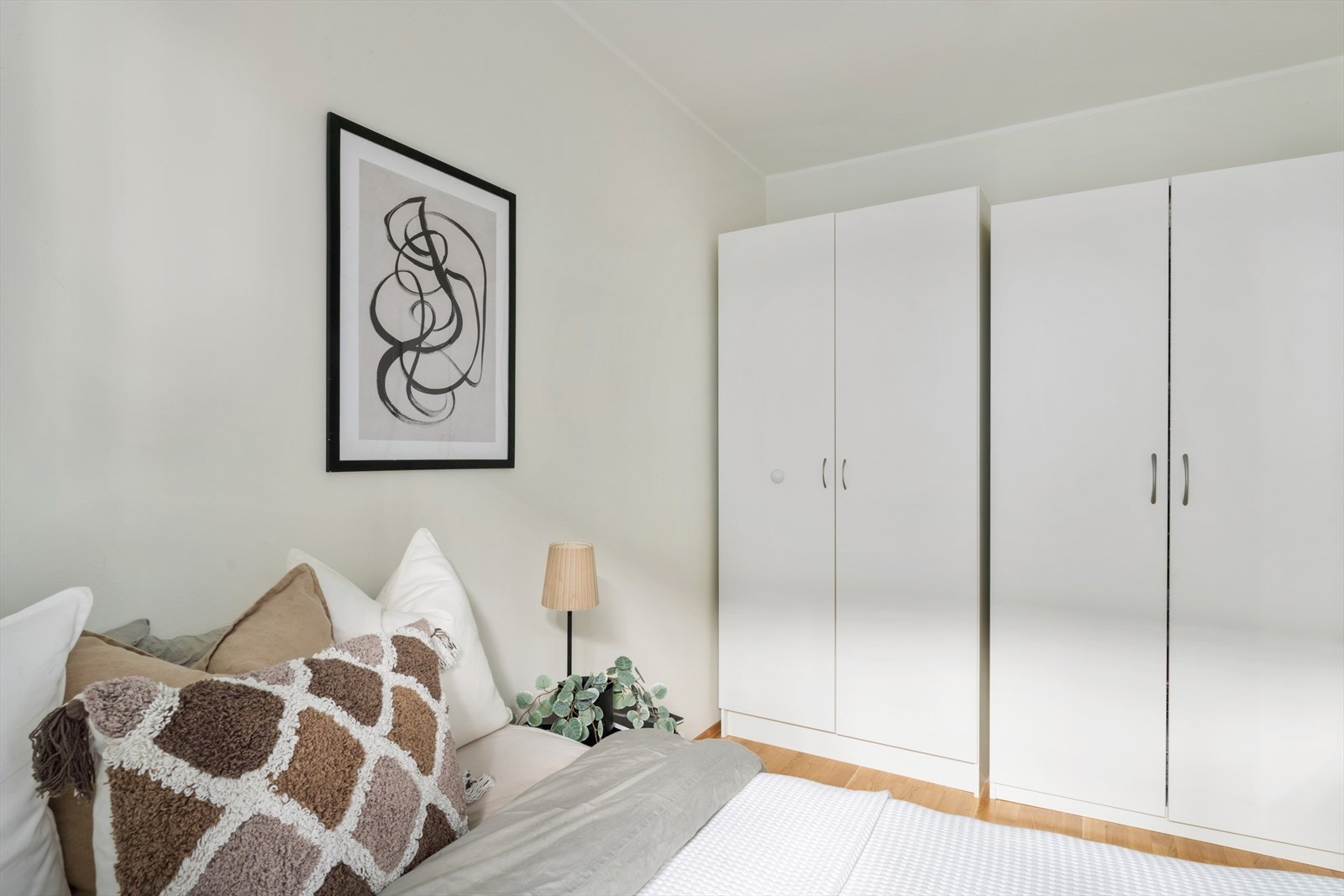 - God plass til flere garderobeskap for god oppbevaringsplass - Galleribilde