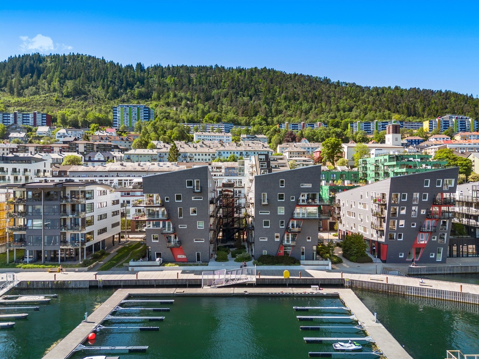 - Borettslaget har tilgang på to kajakkparkering, og ved utstikkeren ved promenaden er det lett tilgang ned til vannet for kajakkpadlere, badere m.m. - Galleribilde