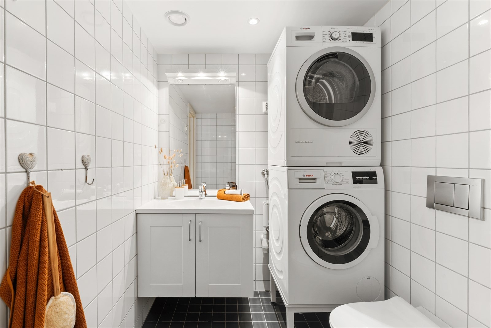 - Badet er innredet med baderomsinnredning med nedfelt servant, vegghengt toalett, dusjhjørne og opplegg for vaskemaskin - Galleribilde