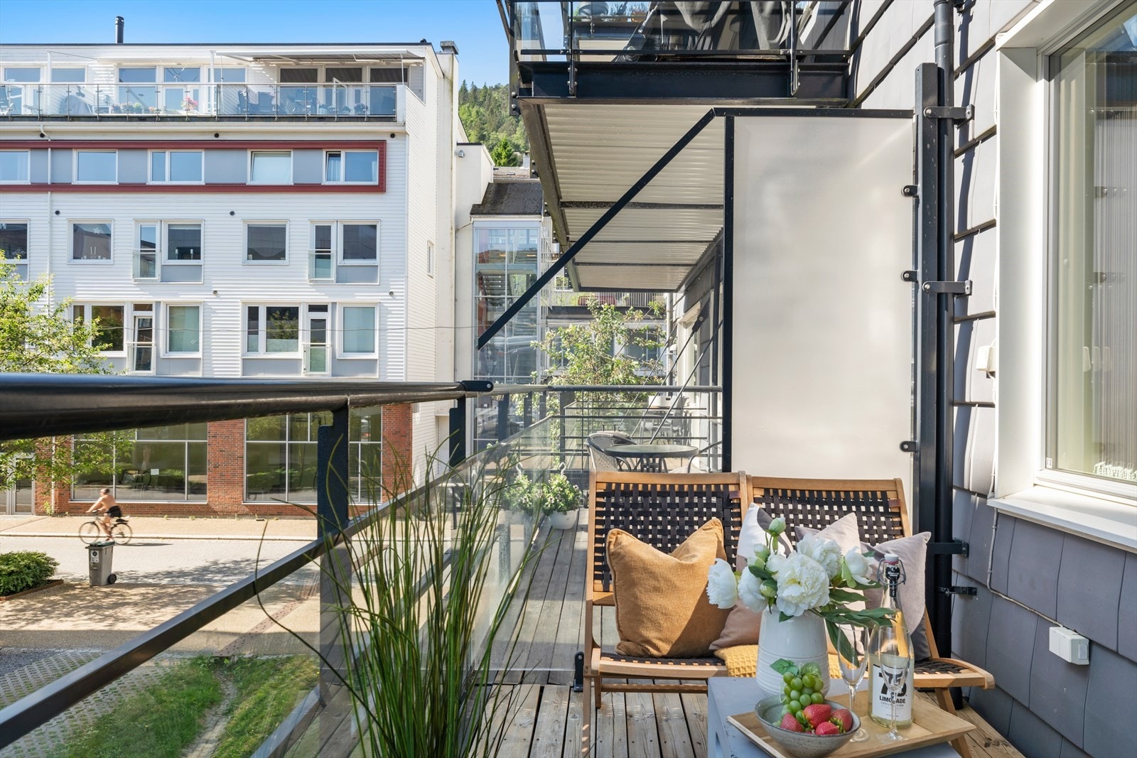- Her er det god plass til utemøbler. Merk praktisk stikkontakt - Galleribilde
