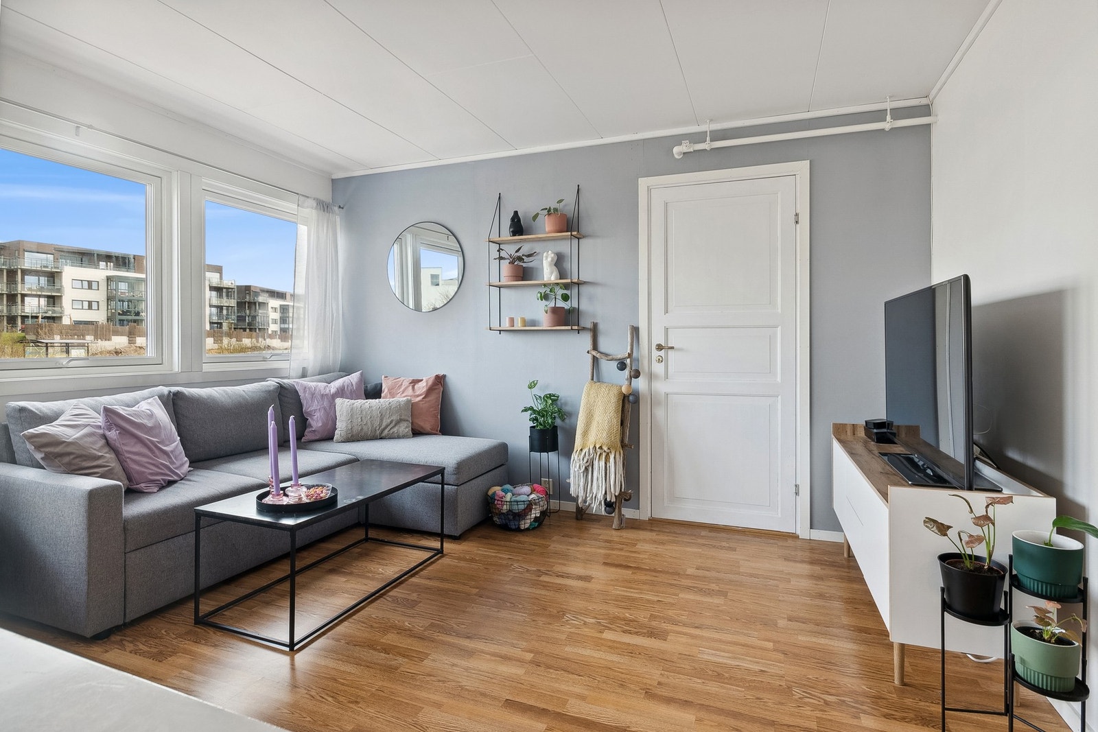 Koselig stue med plass til sittegruppe, TV og spisestue. Galleribilde
