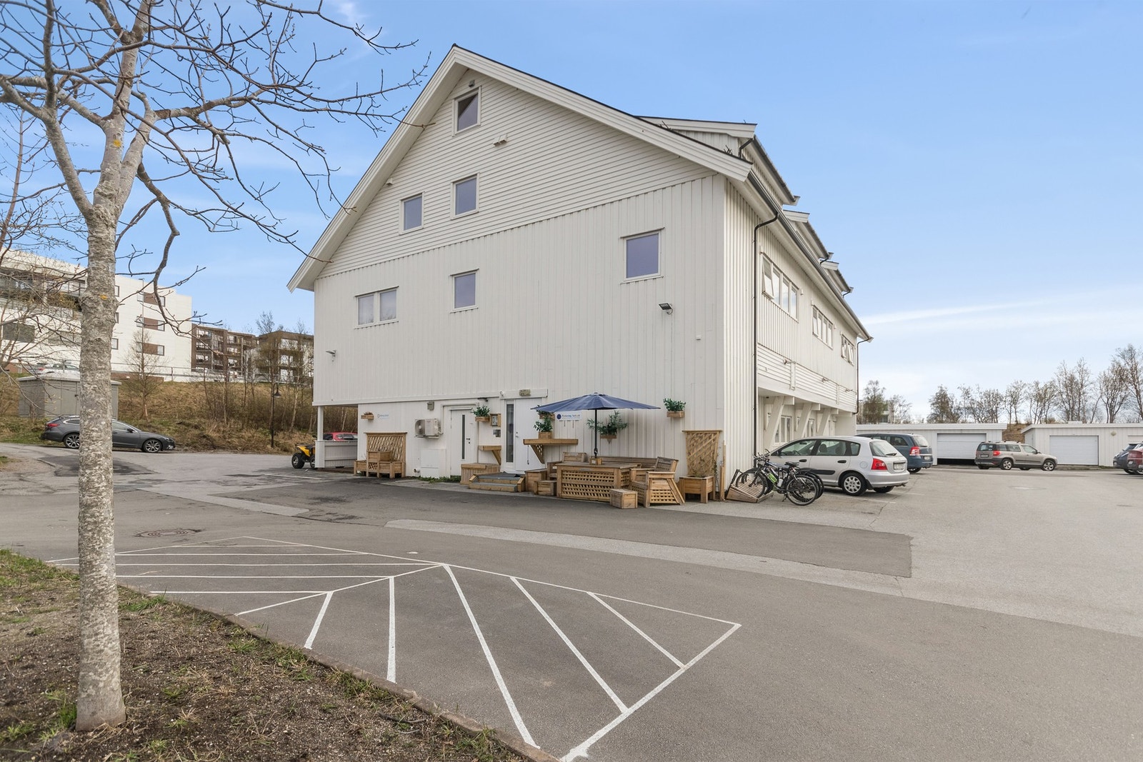 Koselig uteområde med gode parkeringsforhold. Galleribilde