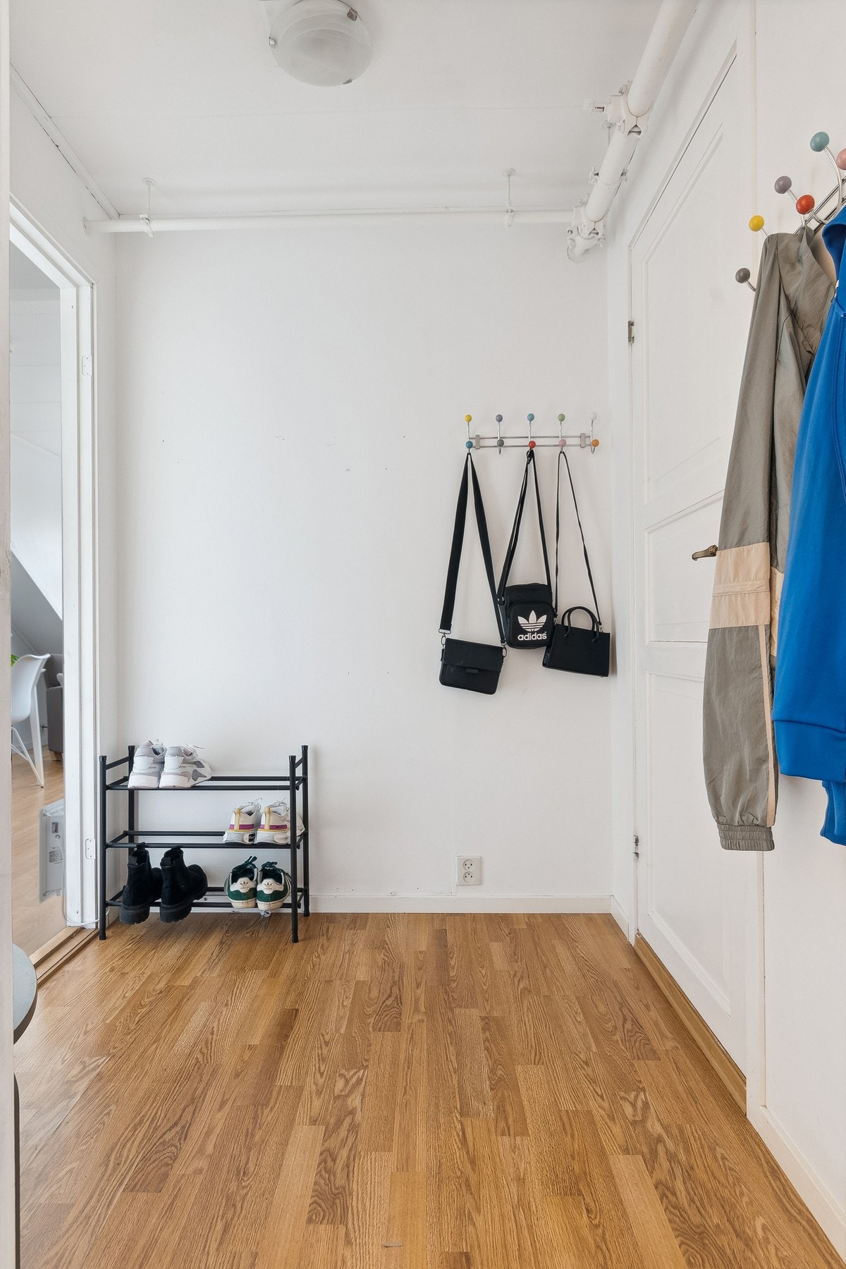 Velkommen inn! Her er det god plass til yttertøy. Galleribilde