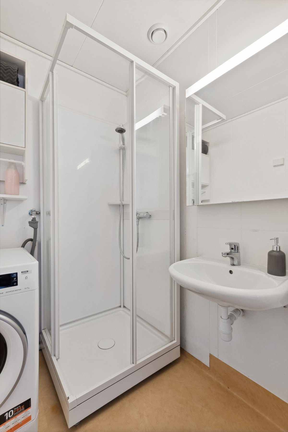 Badet har plass til vaskemaskin og tørketrommel. Galleribilde