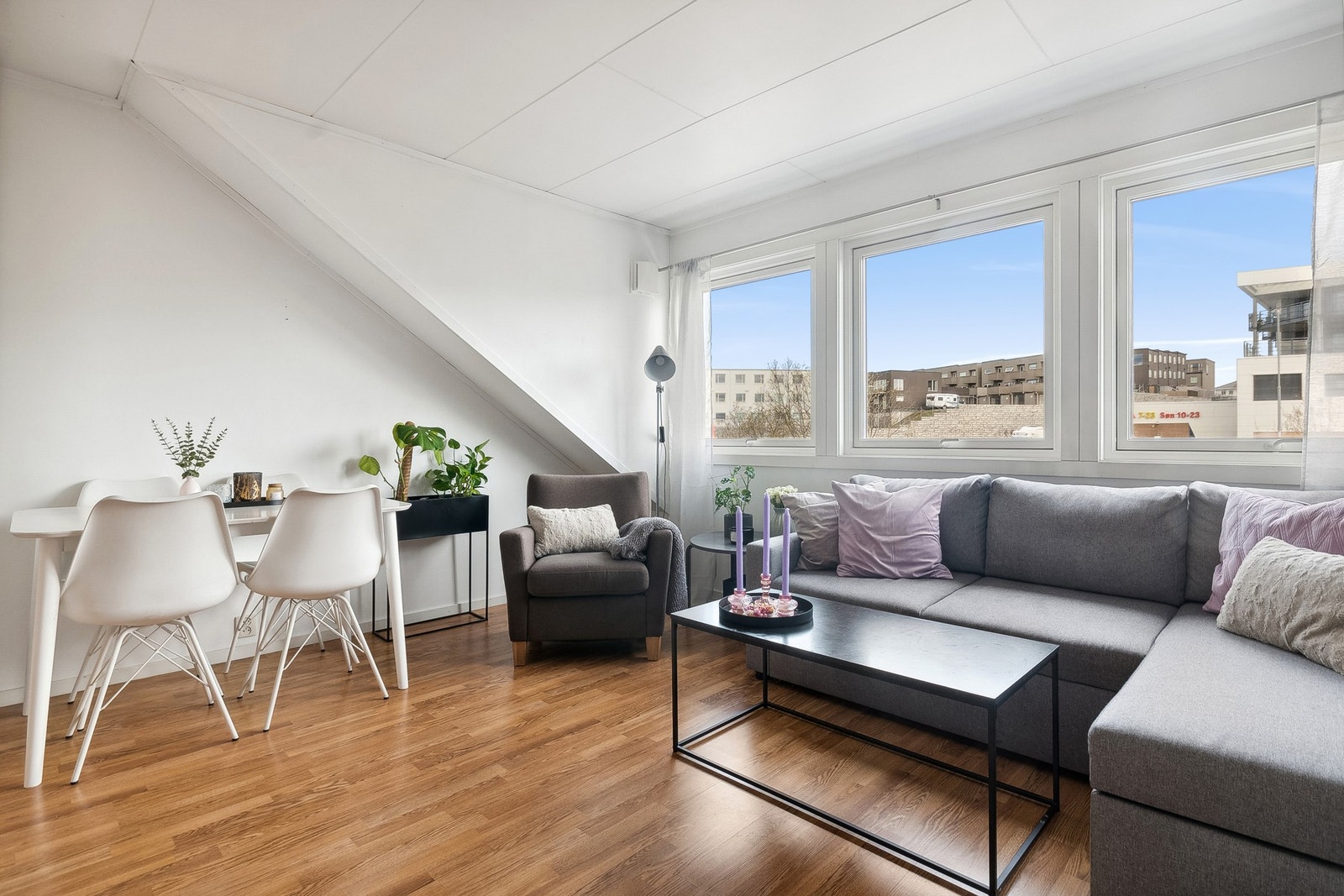 Store vinduer gir godt med naturlig lysinnslipp. Galleribilde