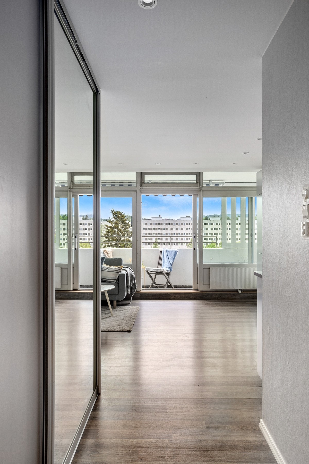 I entréen er det en romslig skyvedørsgarderobe med speil som gir godt med oppbevaringsplass. Av ekstern lagring medfølger kjellerbod på 2 kvm. Galleribilde