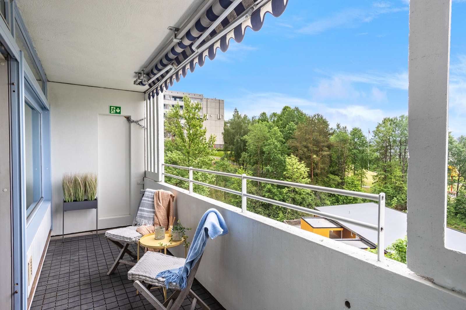 Balkongen har god plass til møblement, grill (elektrisk) og beplantning. Praktisk markise kan benyttes ved behov. Galleribilde