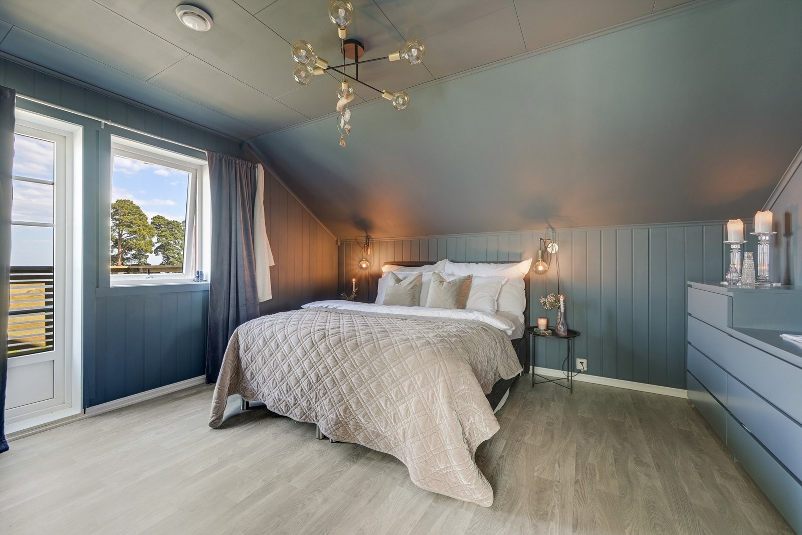 Hovedsoveom med utgang til østvendt balkong. Galleribilde