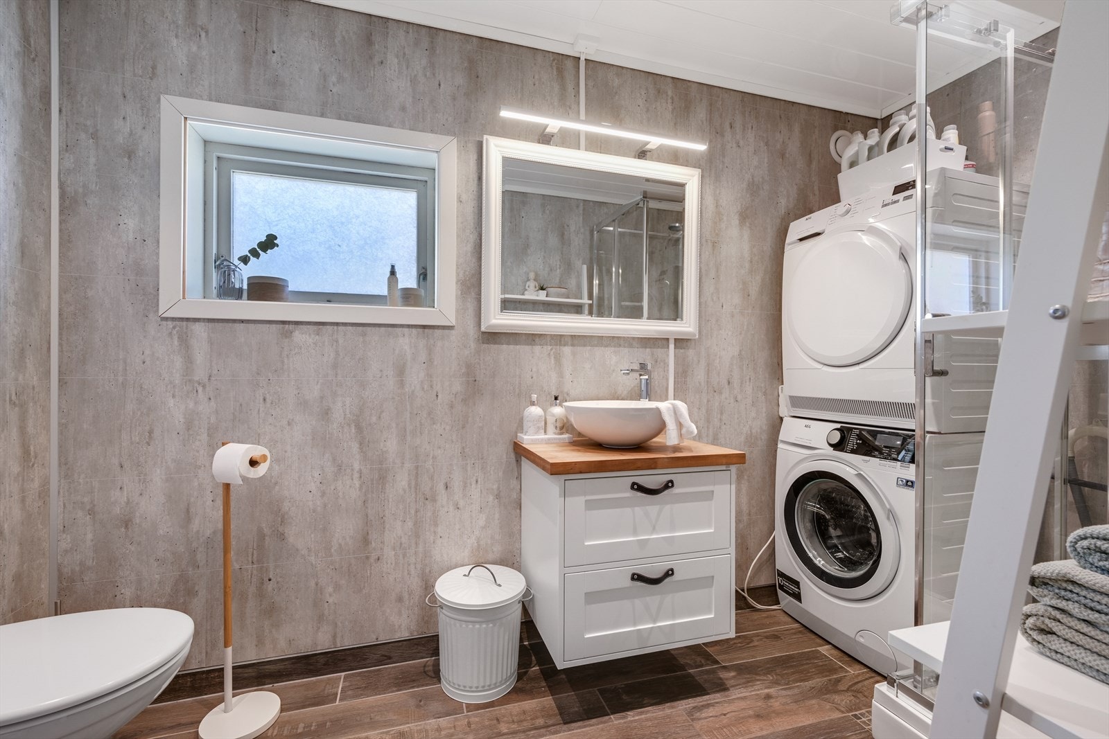 Bad/wc/vaskerom i 1. etg, med fliselagt gulv med varmekabler, våtromsplater på vegger. Galleribilde