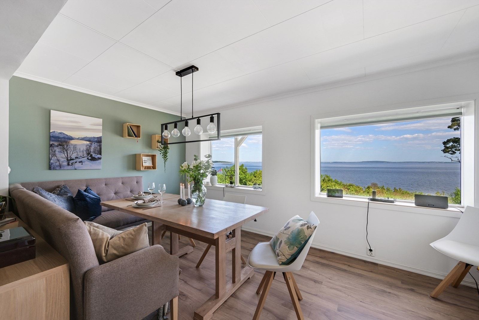 Spisestue med sjøutsikt. Galleribilde