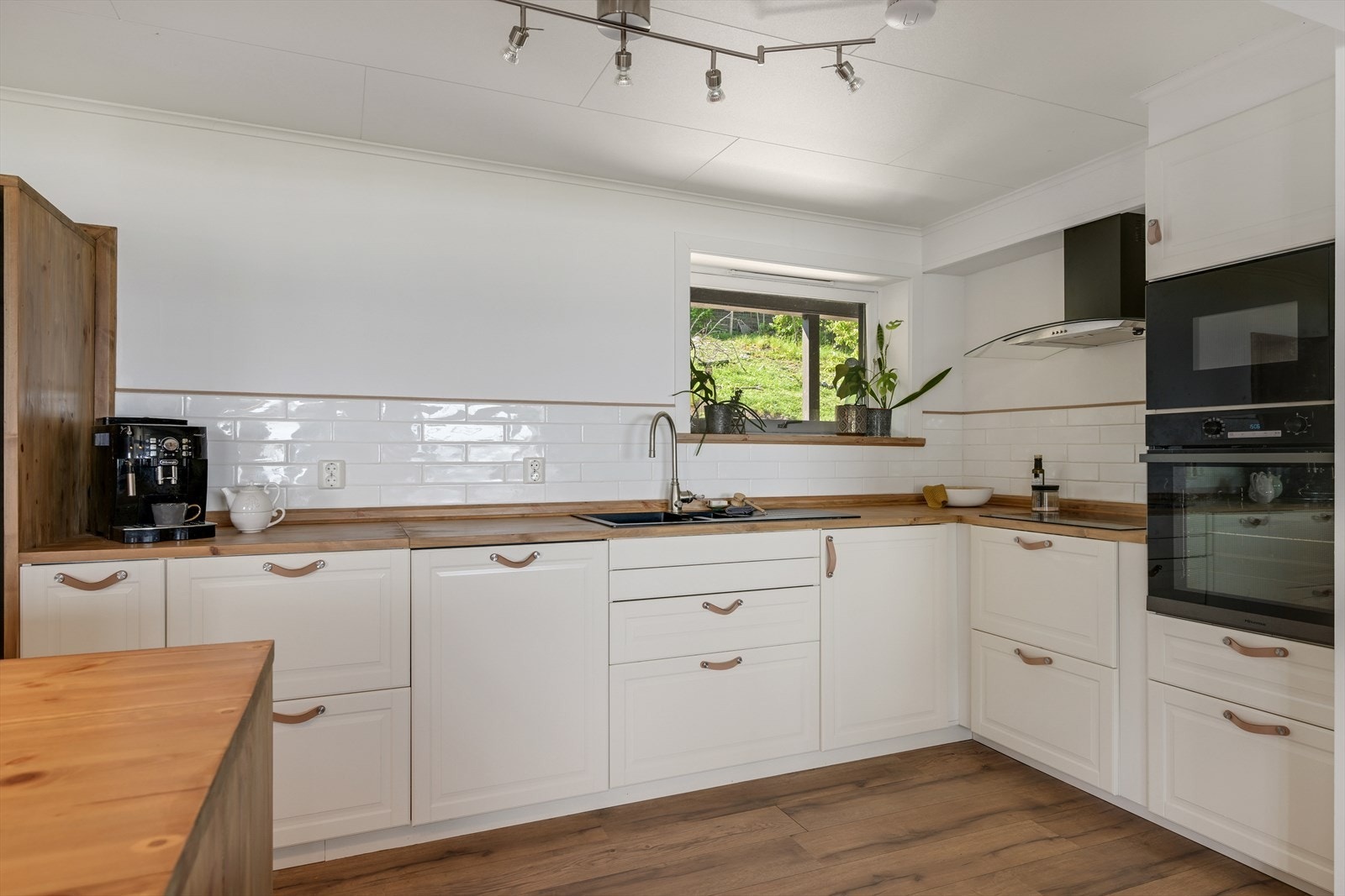 Kjøkken med integrert stekeovn, mikrobølgeovn, induksjonstopp og oppvaskmaskin, samt løst kjøl/frys medfølger. Galleribilde