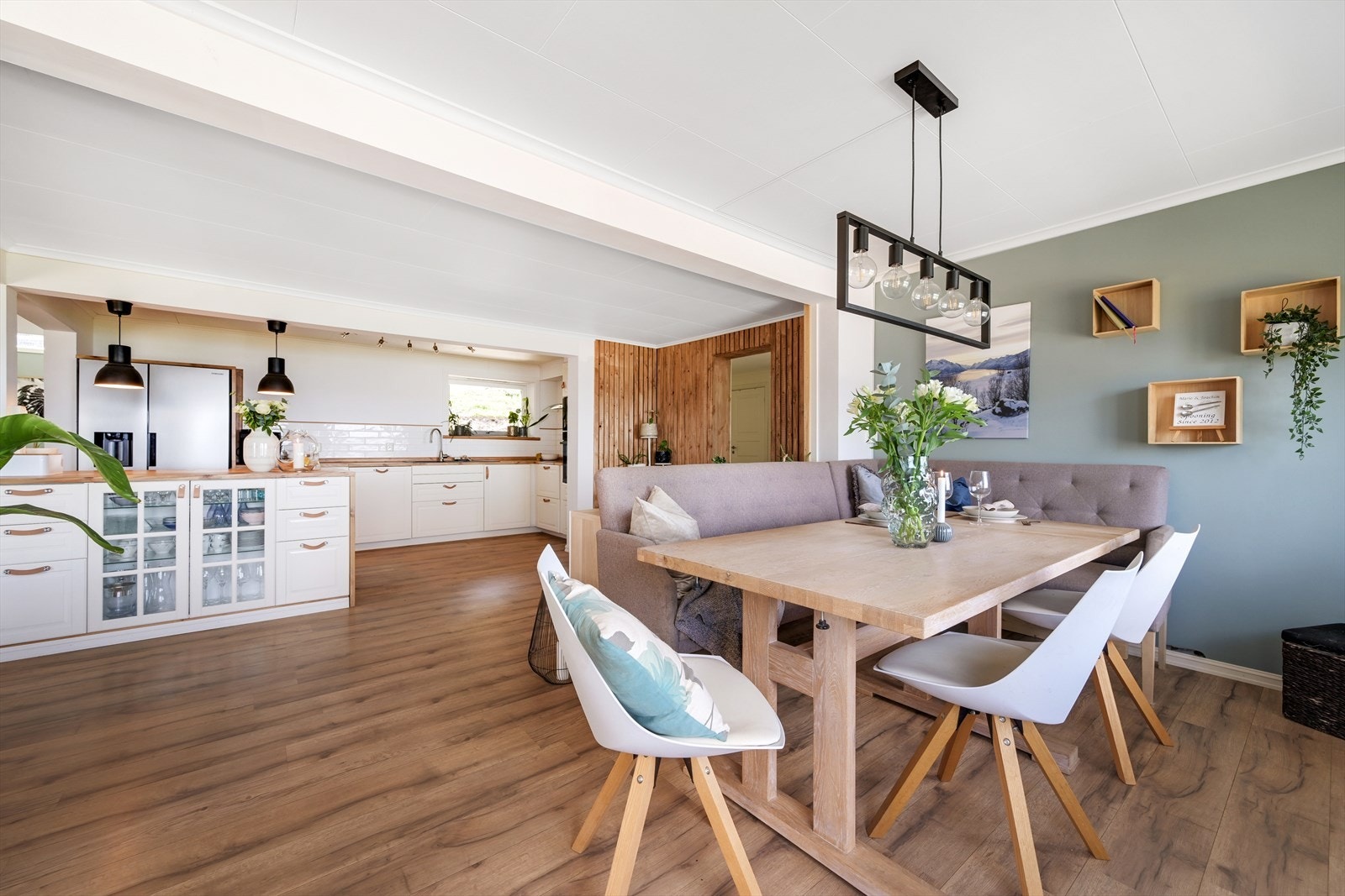 Spisestue med kjøkken i bakgrunnen. Alle taklamper medfølger. Galleribilde