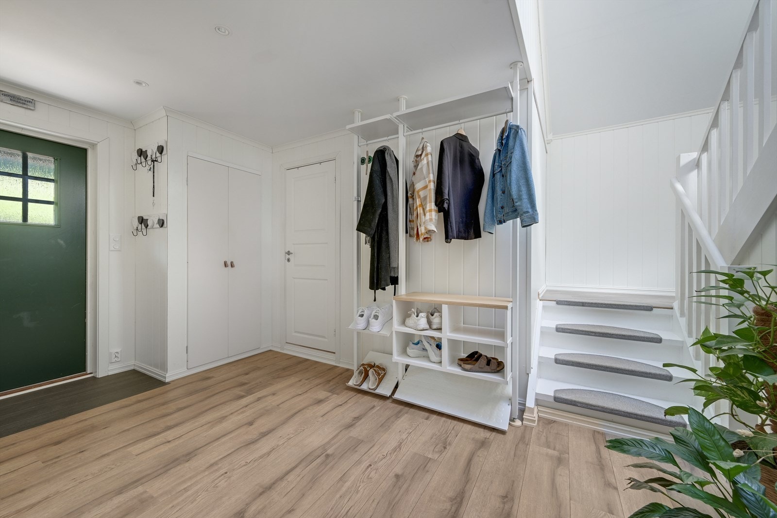 Entré med badet rett frem og inngangsdør til venstre. Galleribilde