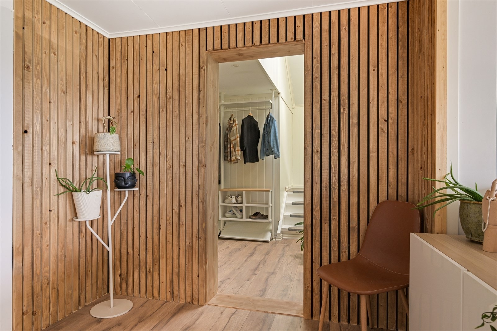 Stilig spilevegg mot gang. Galleribilde