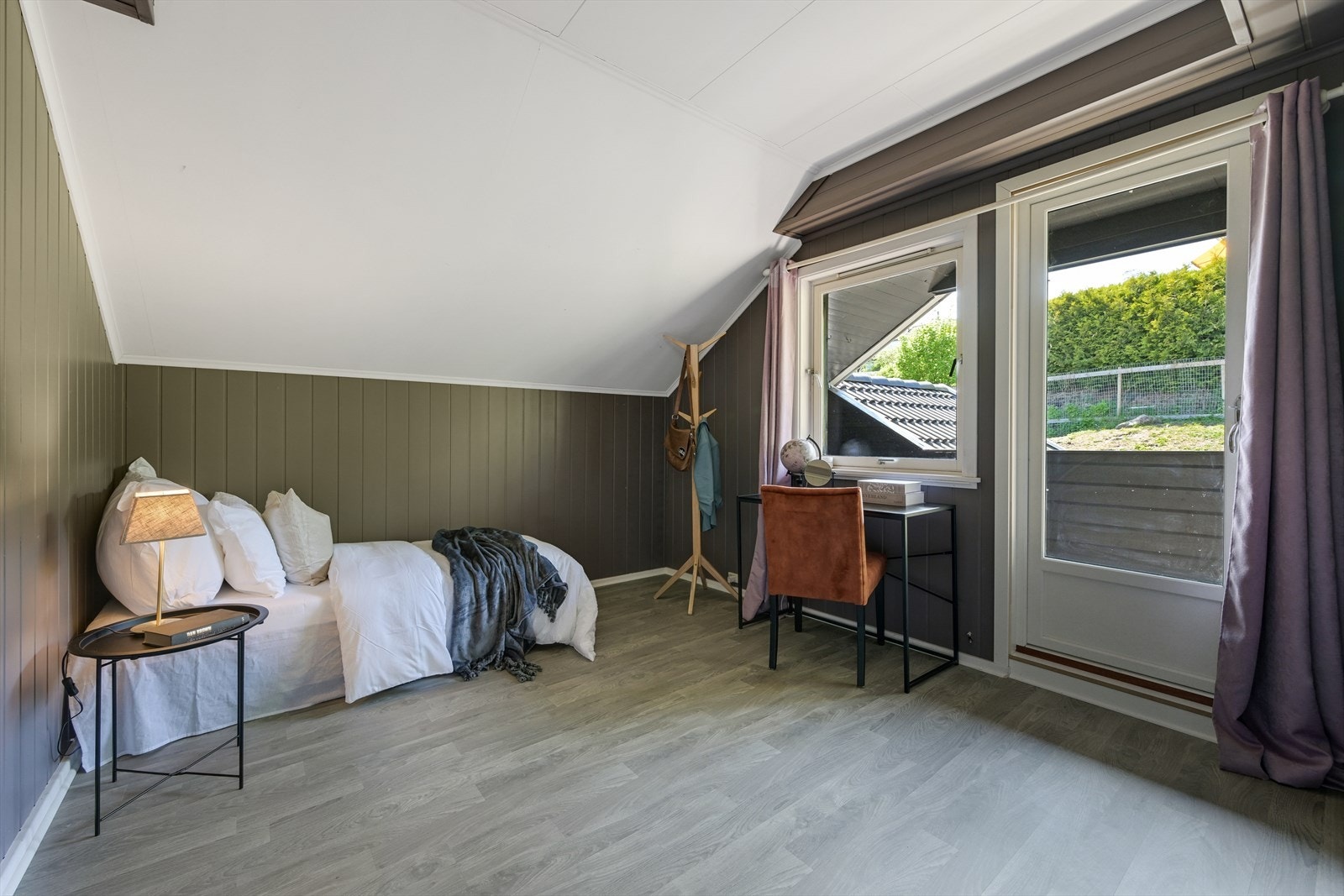 Soverom nr 3 med utgang til vestvendt balkong. Galleribilde