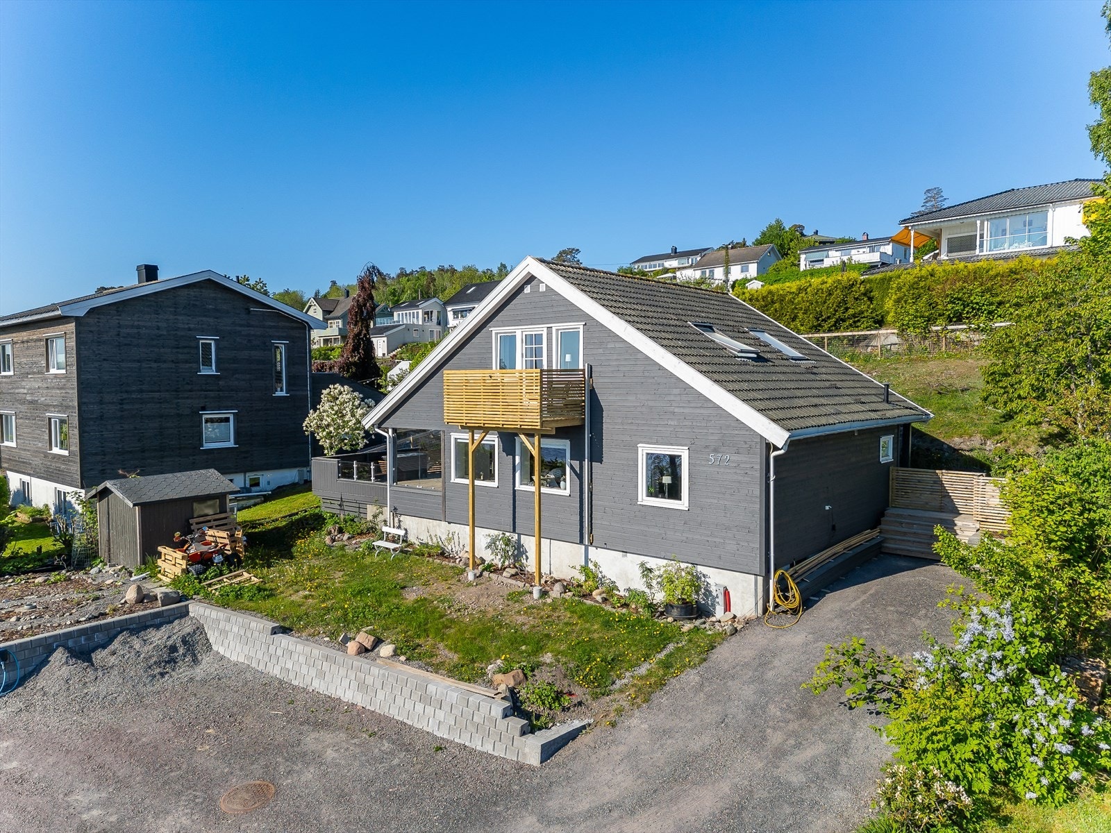 God plass til biloppstilling i forkant av huset. Galleribilde