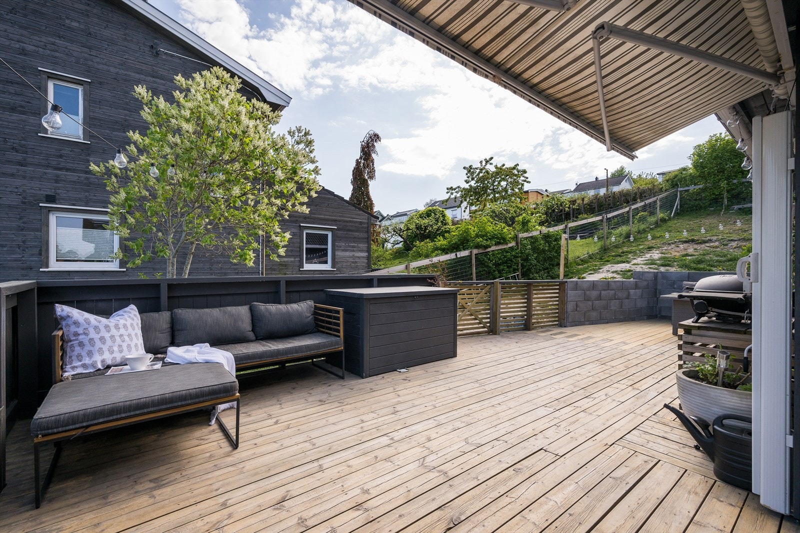 Verandaen strekker seg rundt hele sydsiden av huset. Galleribilde