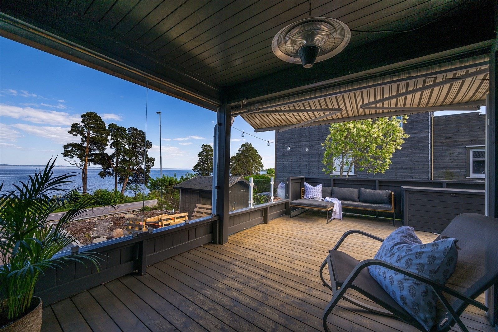 Overbygget del av verandaen med markise. Galleribilde