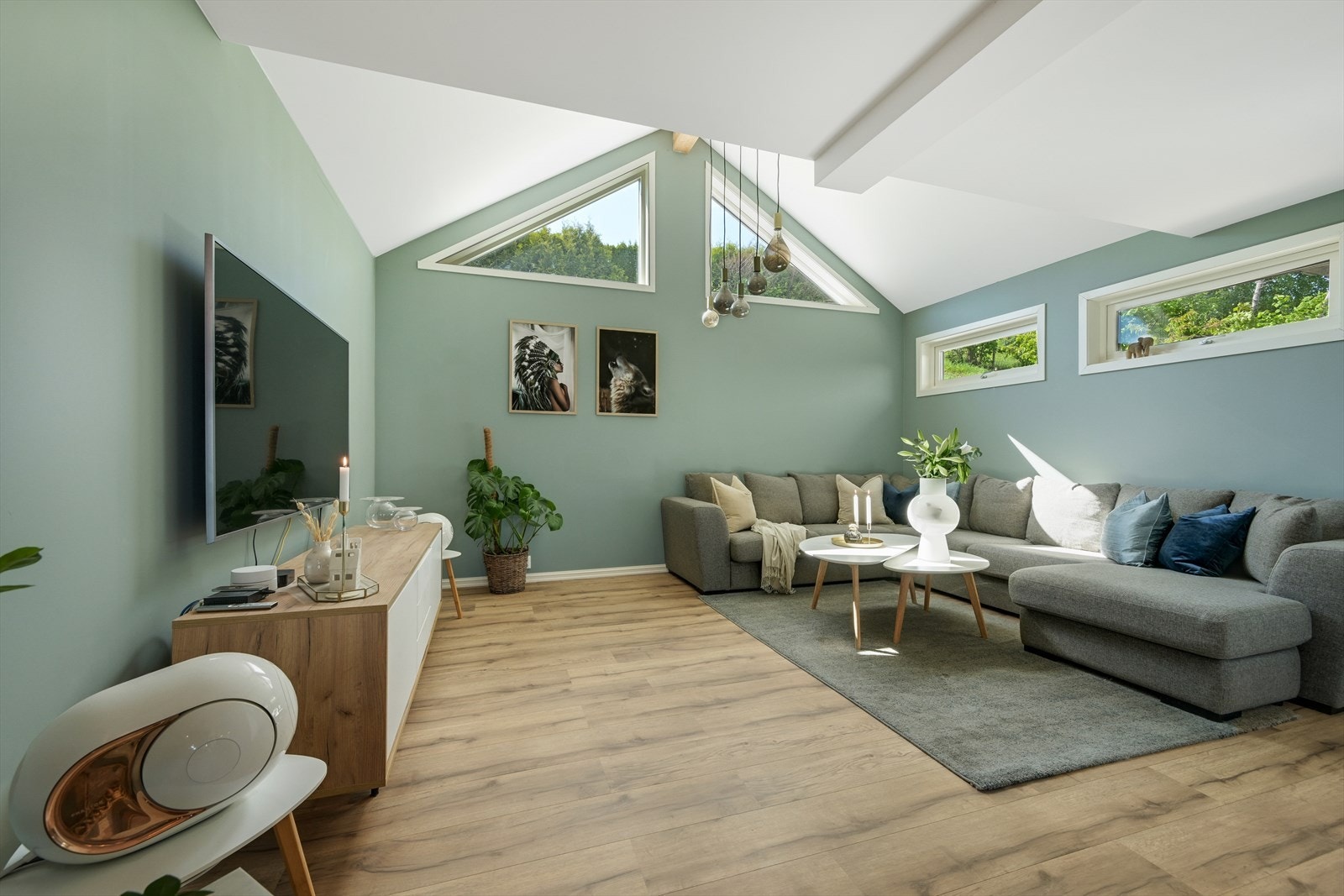 Stue med skråtak og vinduer som gir godt lys. Galleribilde