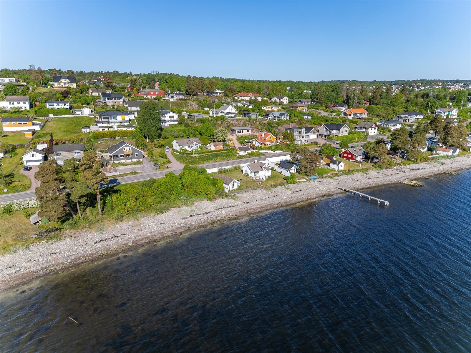 Huset litt til venstre for senter av bildet. Galleribilde