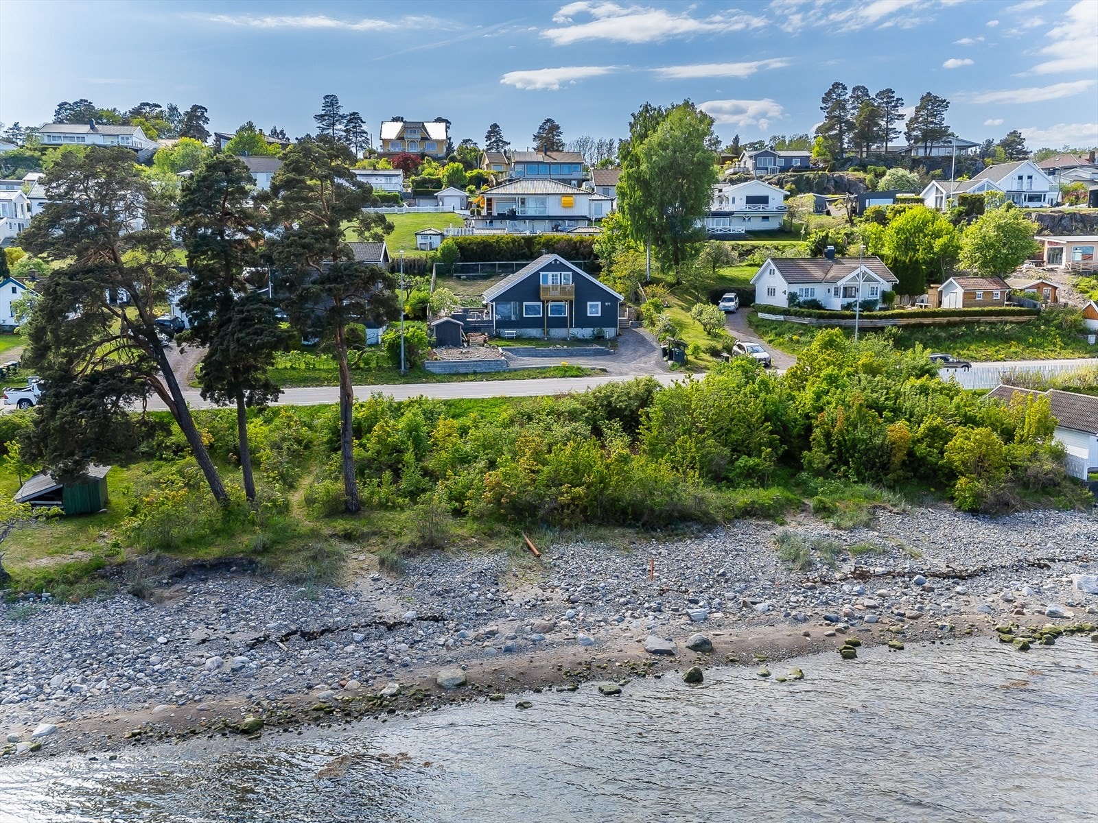 Dronefoto med huset i midten. Galleribilde
