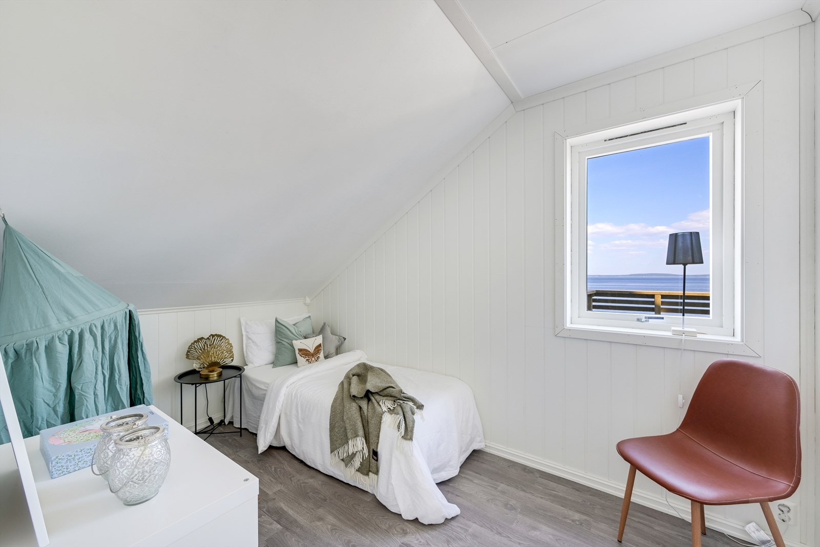 Soverom nr 2 pusset opp med panelplater og nytt gulv. (rom ikke omsøkt til varig oppholdsrom) Galleribilde