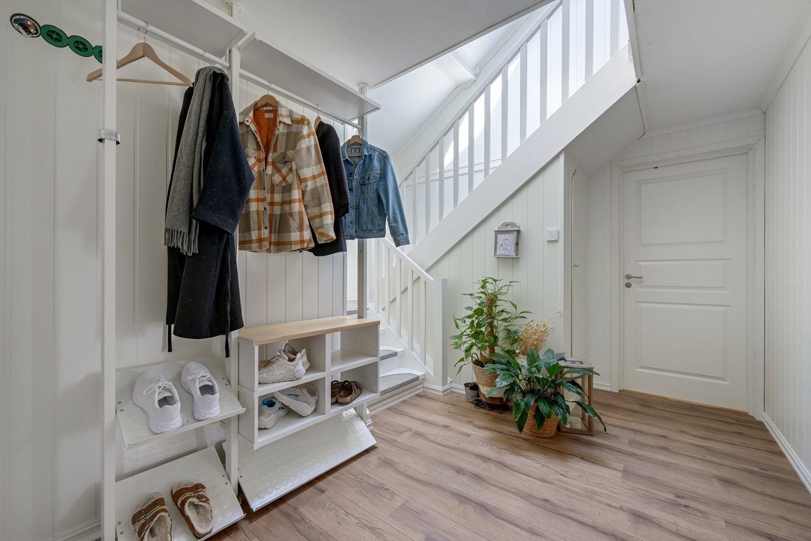 Entré med soverom rett frem og stuer til høyre. Galleribilde