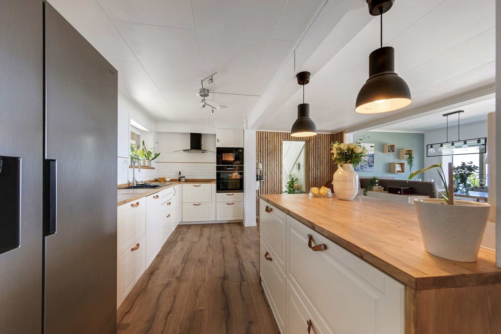 Kjøkken fra 2014 med benkeplate og fliser fra 2023. Galleribilde