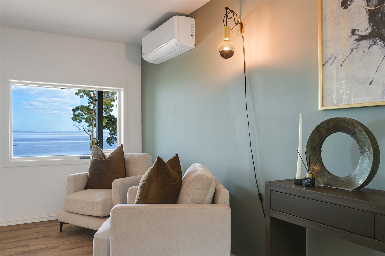 Stue med varmepumpe og sjøutsikt. Galleribilde