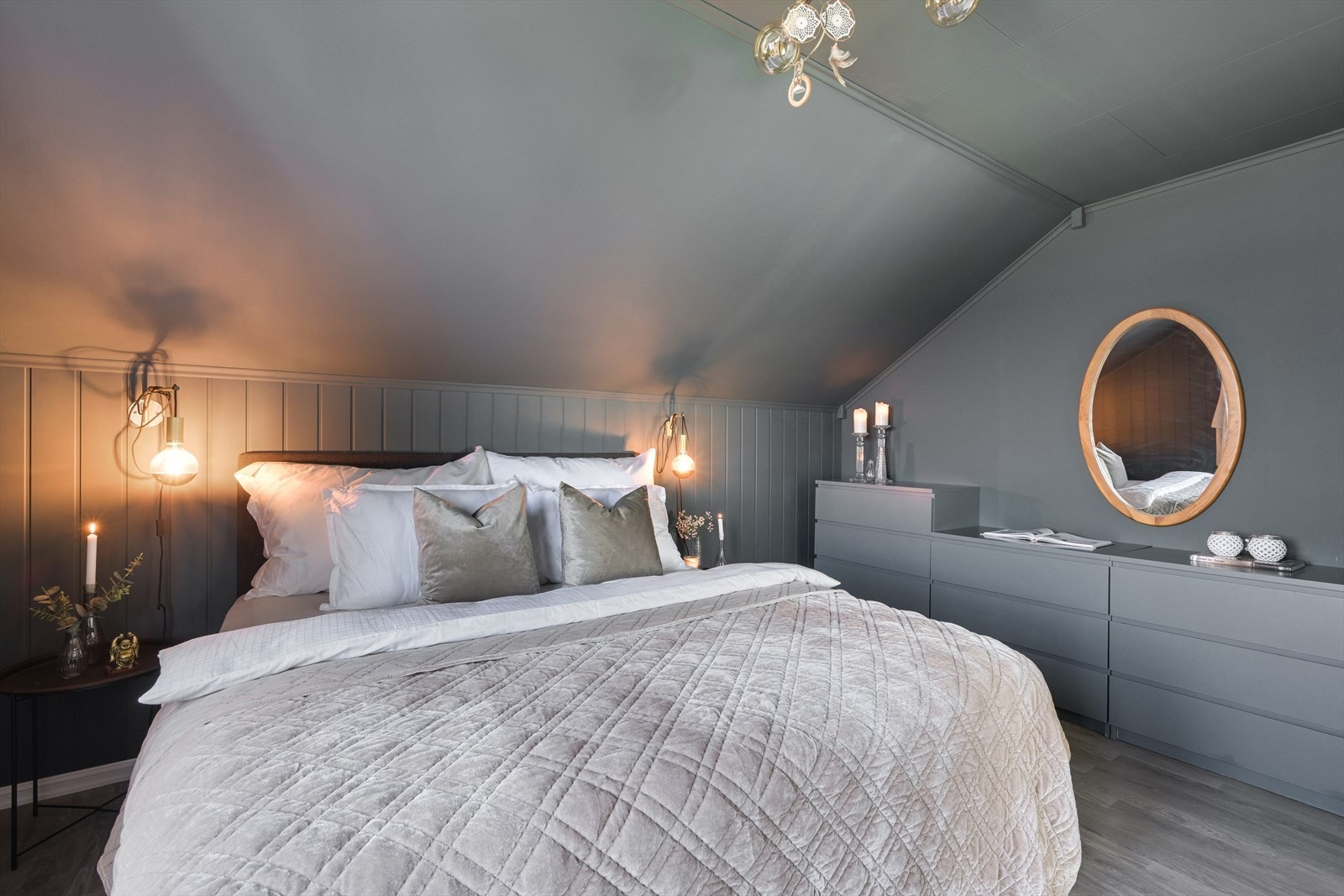 Hovedsoverom malt i duse moderne farge for god søvn. Galleribilde