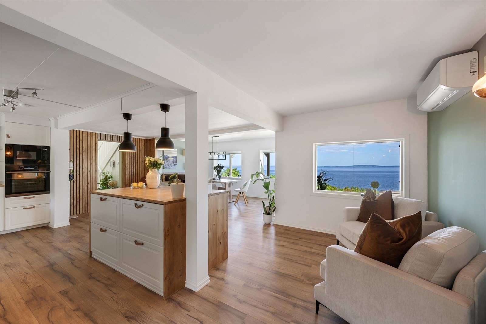 Stuer og kjøkken med sjøutsikt. Galleribilde