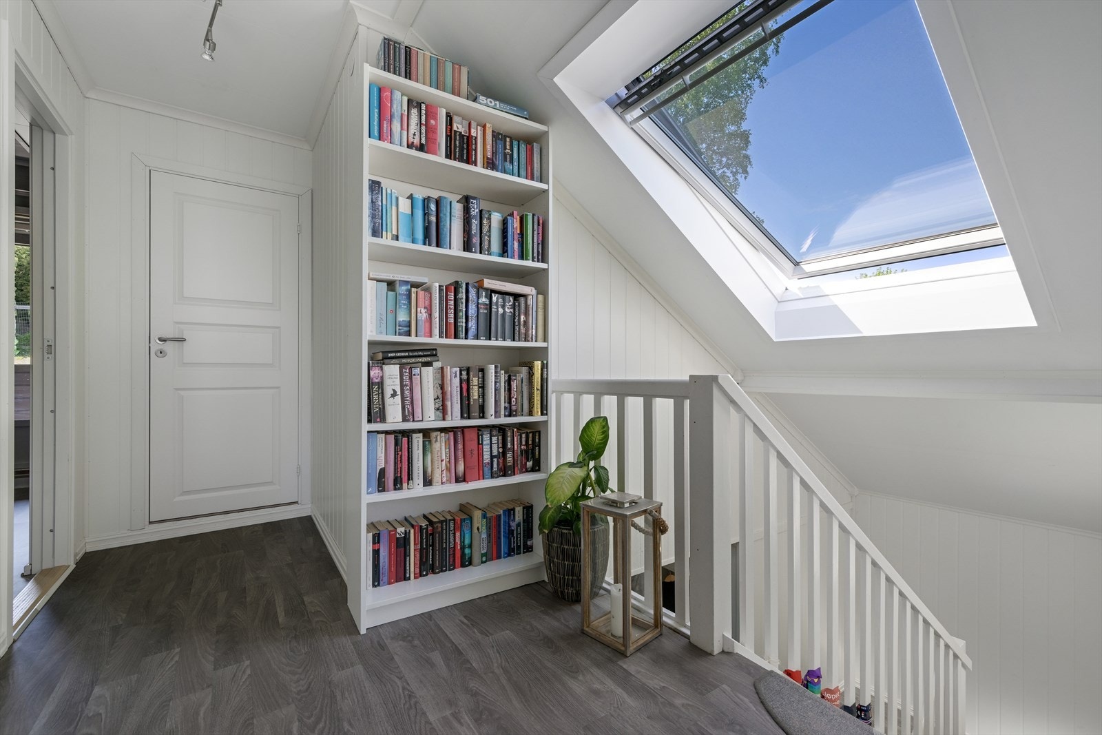 Stort takvindu bidrar til en lys og hyggelig trapp og gang i 2. etasje. Galleribilde