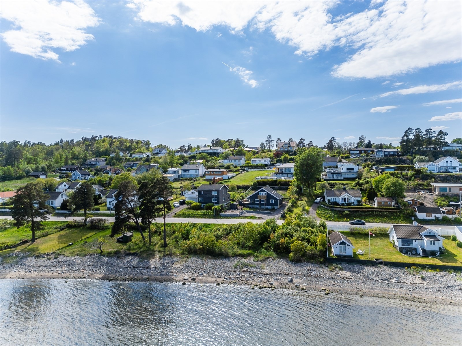 Ubrutt sjøutsikt fra huset. Her vil det ikke komme nye bygg i veien for utsikten. Galleribilde