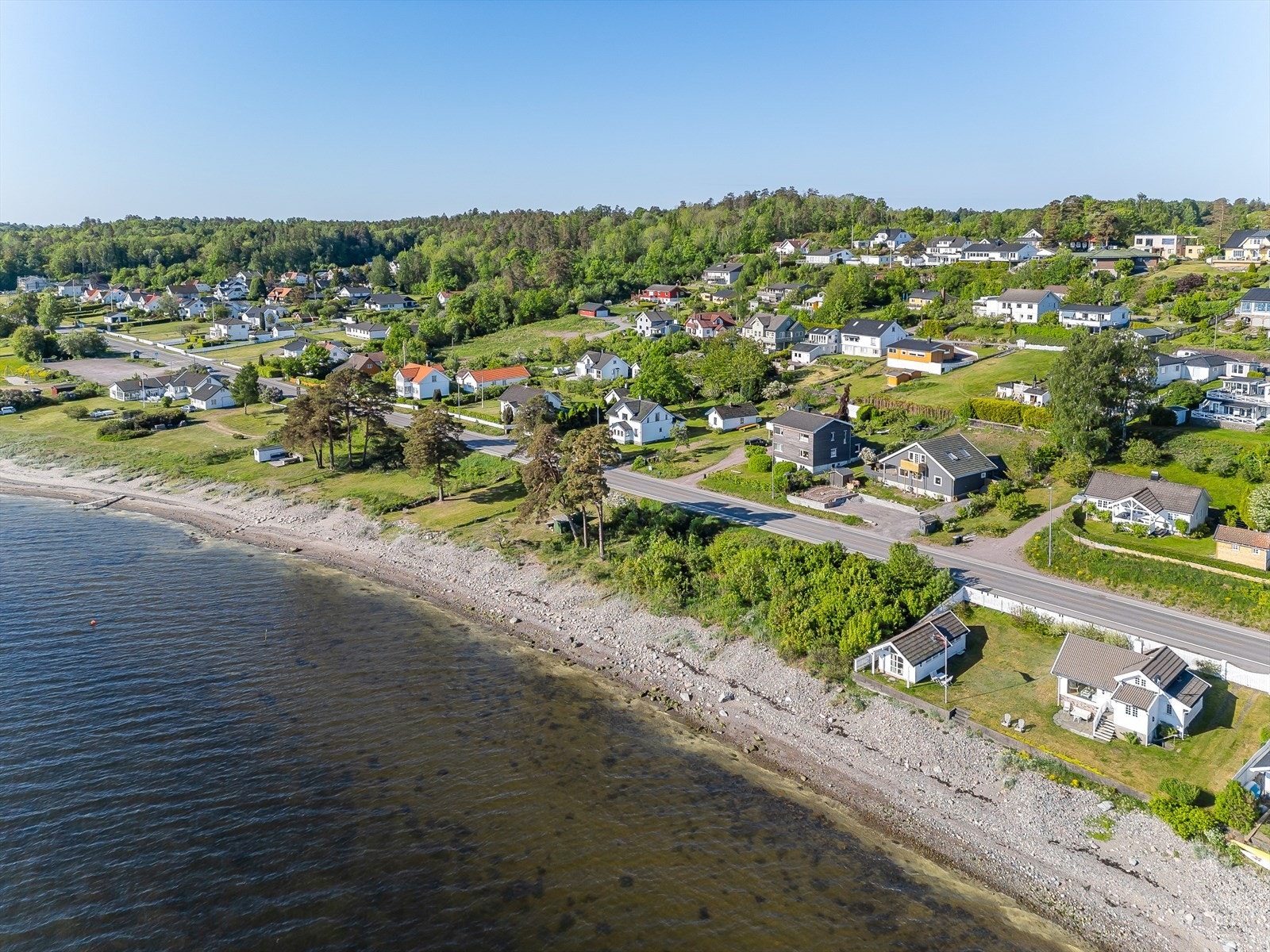 Huset litt til høyre for senter av bildet. Galleribilde