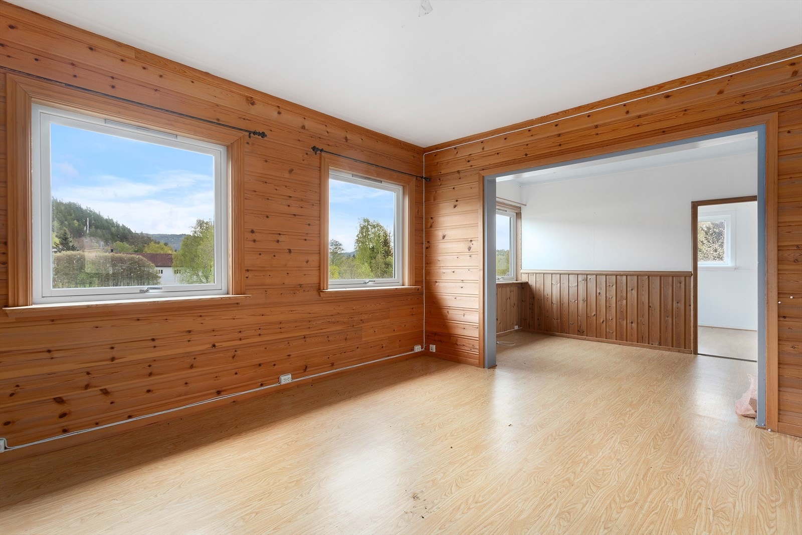 Romslig stue. Galleribilde