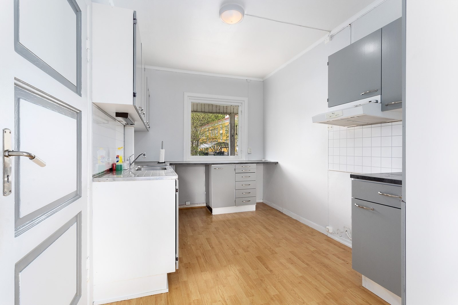 Det er to eldre kjøkkeninnredninger i boligen, begge har enkel standard. Galleribilde