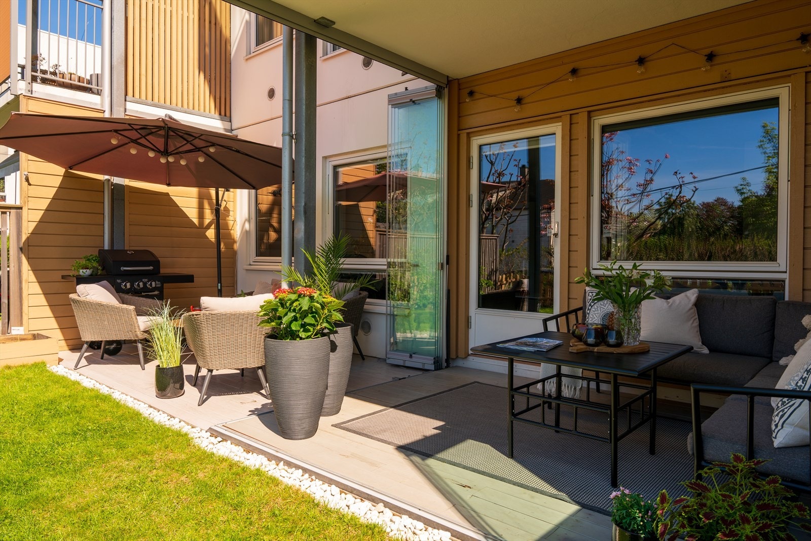 Deler av terrasseplattingen er innglasset, noe som gir et ekstra oppholdsrom hele året Galleribilde