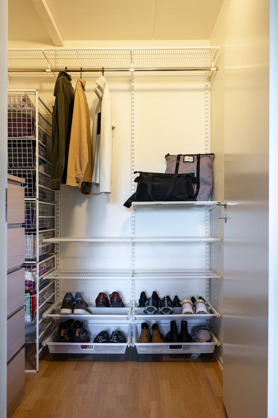 Rommet er i tillegg tilknyttet en praktisk walk-in closet med garderobeinnredning, som gir rikelig med plass til organisering av klær og tilbehør Galleribilde