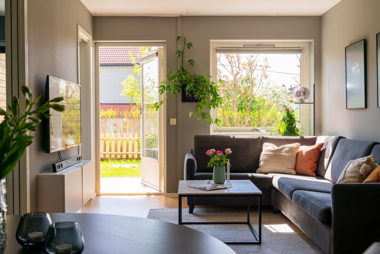 Velkommen til den innbydende stuen, hvor veggene ble malt i 2020 og gulvet er belagt med parkett Galleribilde