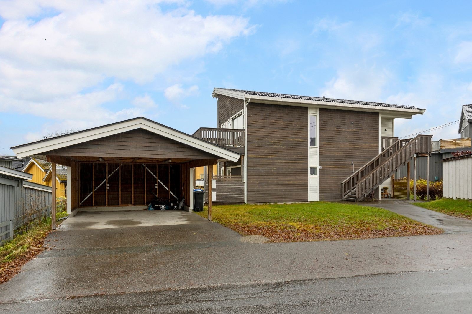 2.etg(øverst) i horisontaldelt tomannsbolig med carport. Galleribilde