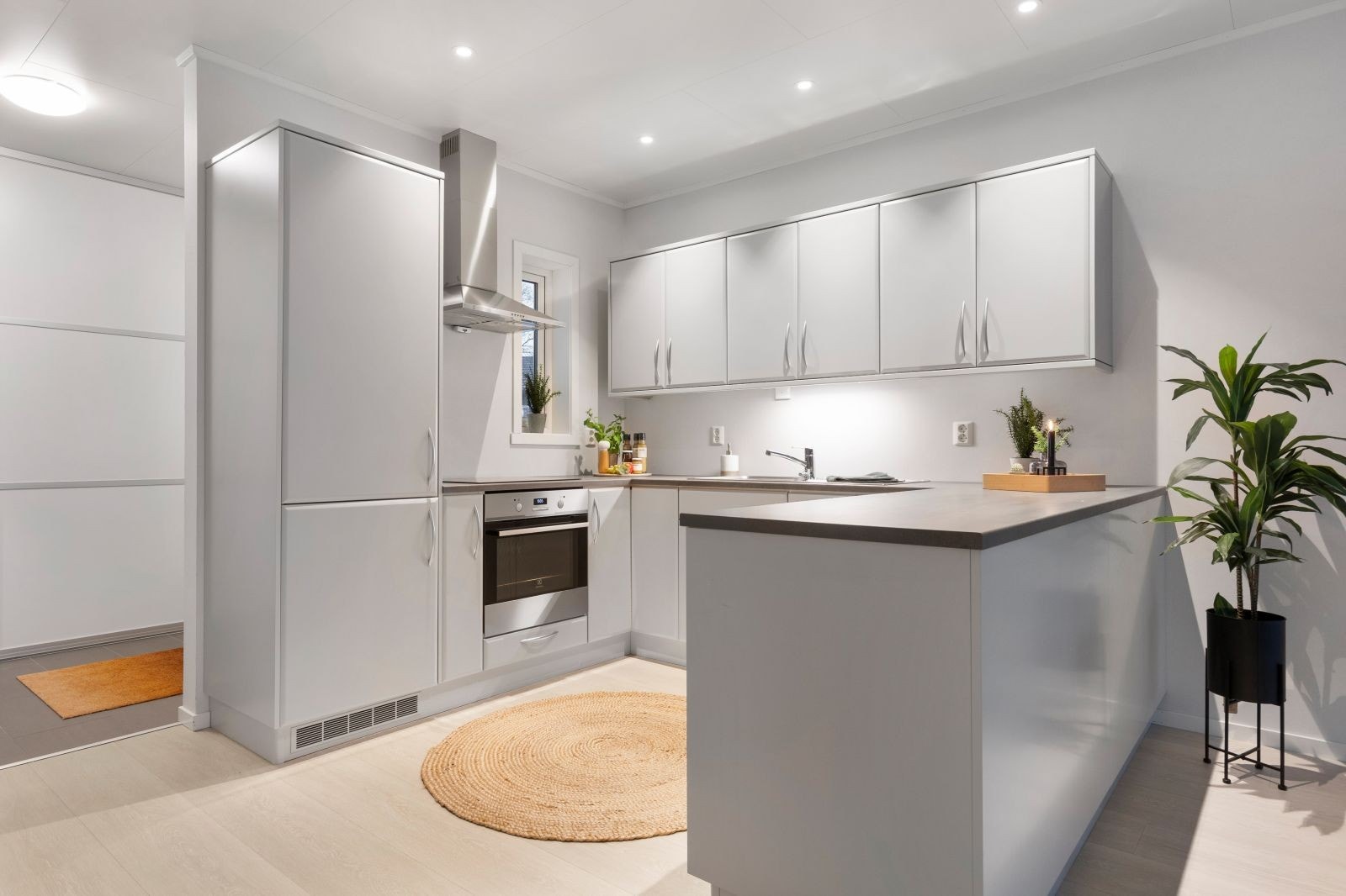 Integrerte hvitevarer i ett lekkert, stort kjøkken. Galleribilde