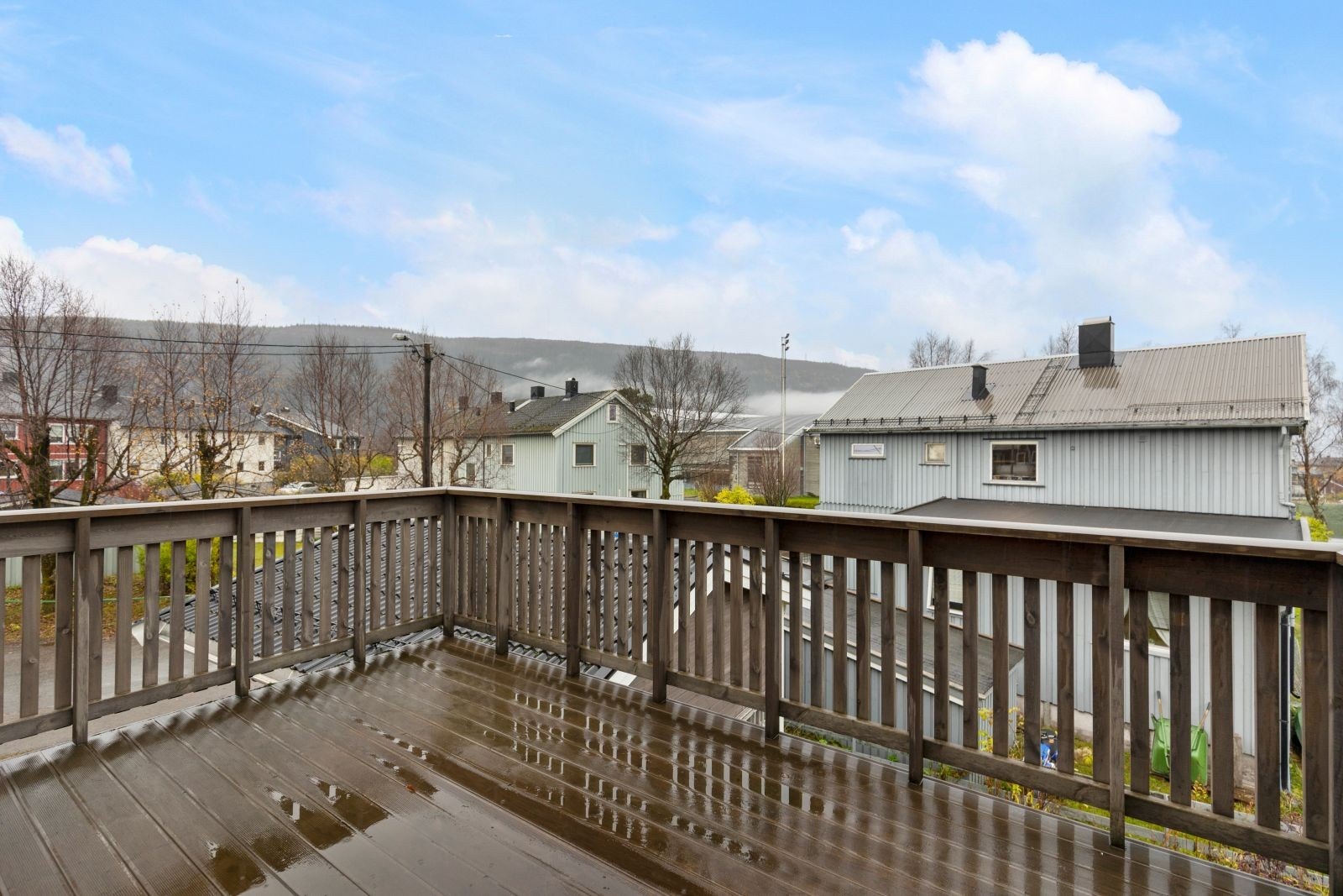 Veranda med utsikt og lang solgang. Galleribilde