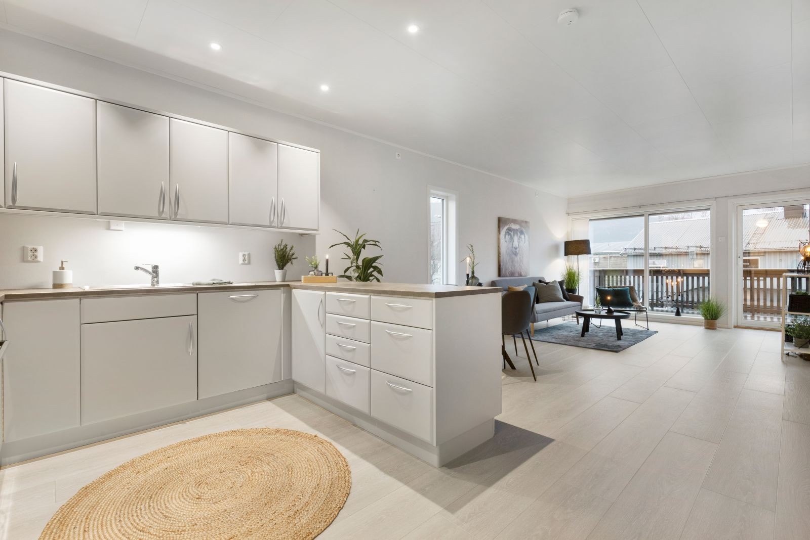 Downlights i himling og lysskinner i fin kombinasjon i leiligheten. Herlig takhøyde! Galleribilde