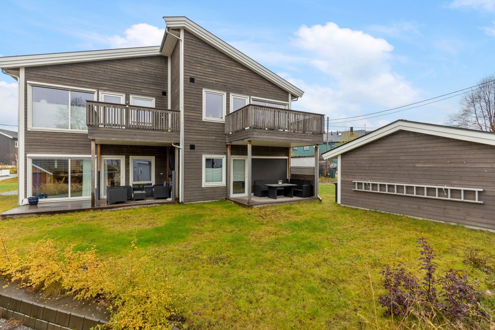 Solrik veranda på ca. 10kvm. Leiligheten ligger på høyre hånd i 2.etg. Denne har desidert best beliggenhet av alle leilighetene i bygget. Galleribilde