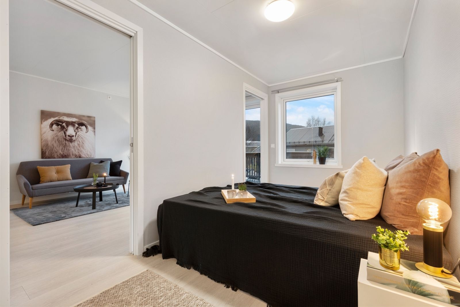 Stort soverom med to innganger, dersom man ønsker å ha en stor seng. Galleribilde